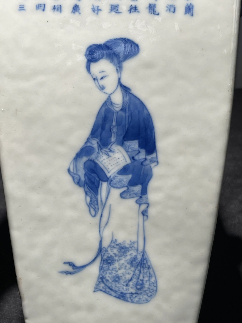 清中期 青花无双谱双耳方瓶 - 图9