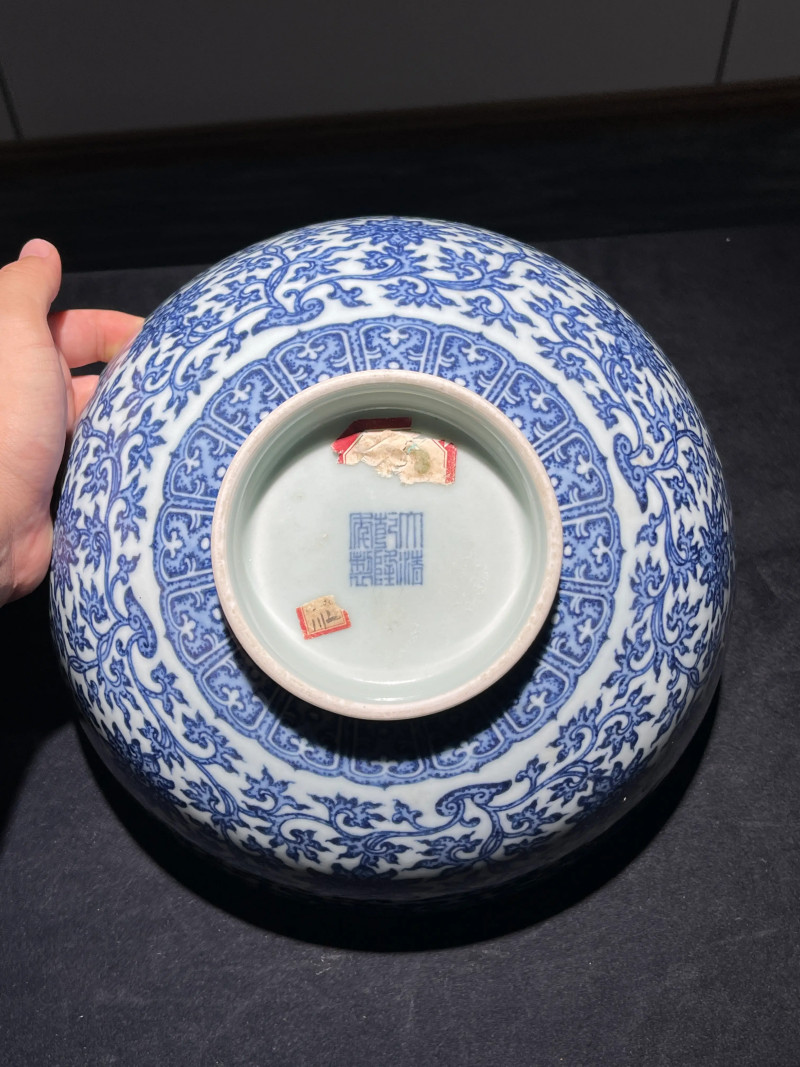 清乾隆 青花莲托八宝纹大碗 - 图8
