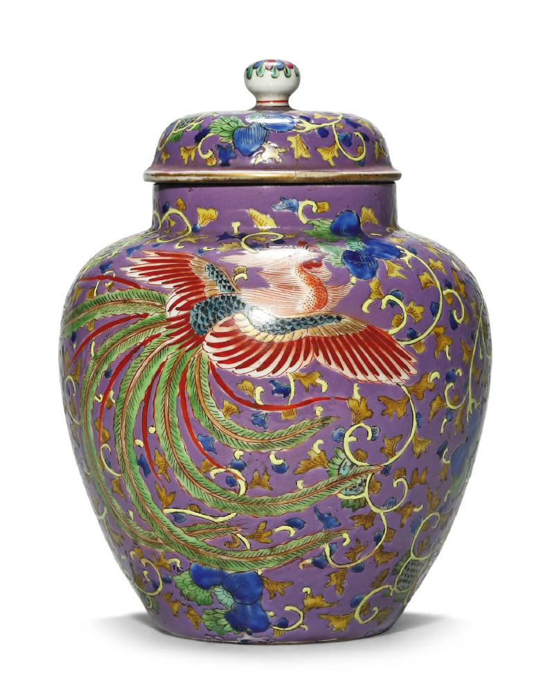 清代 色地粉彩凤穿花纹盖罐