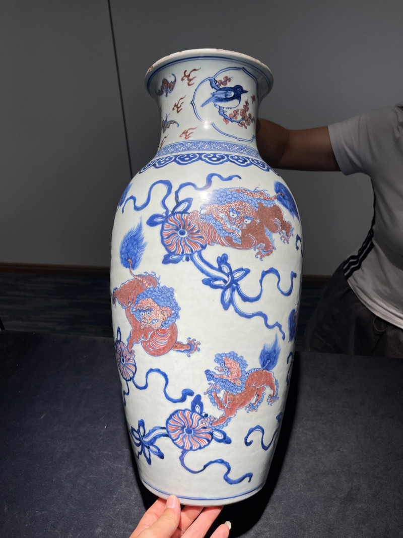 清乾隆 青花釉里红狮子绣球纹观音瓶 - 图2