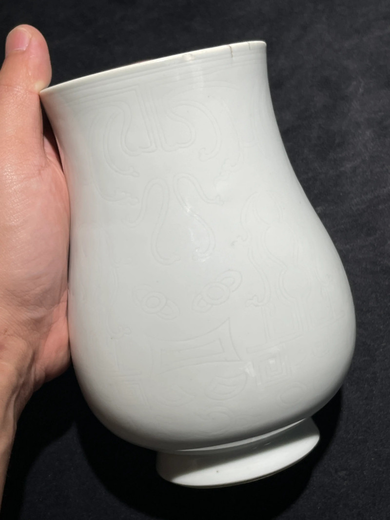清康熙 白釉暗刻饕餮纹觯式尊 - 图4