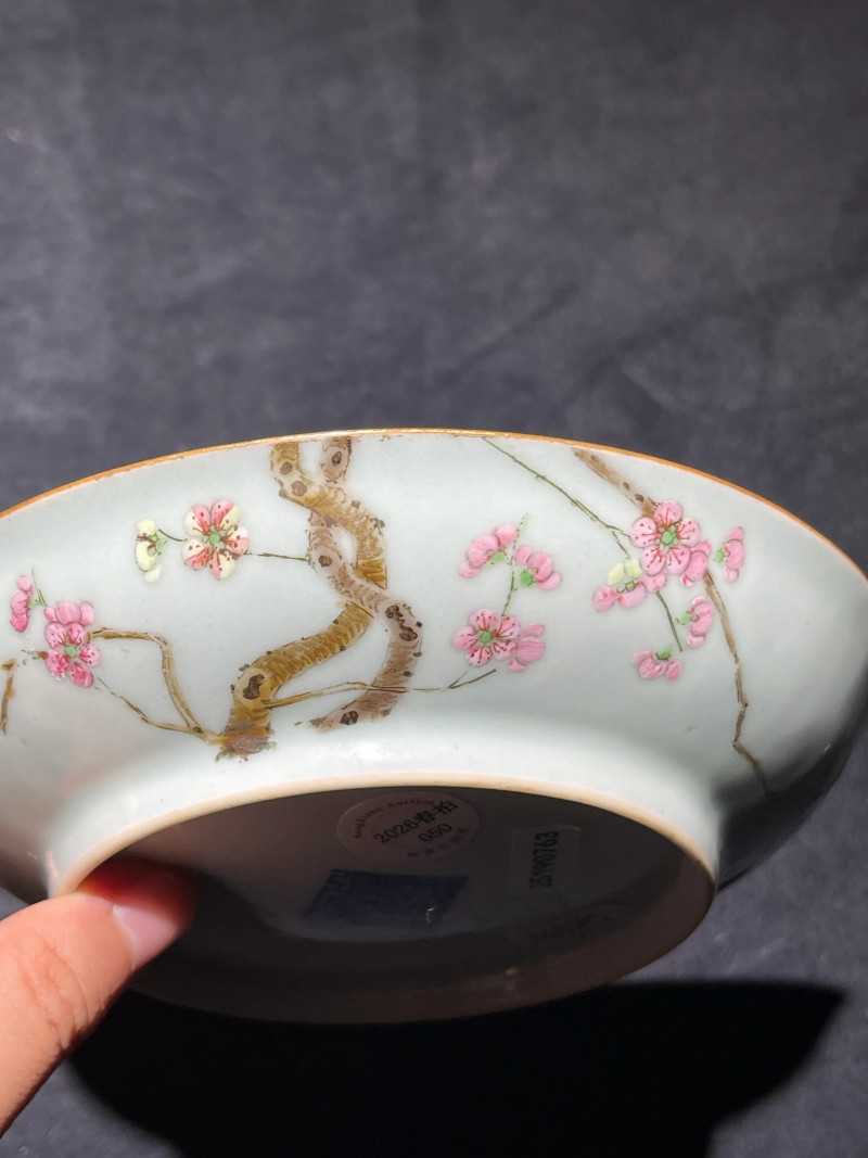 清乾隆 粉青地粉彩过枝梅花纹盘 - 图5