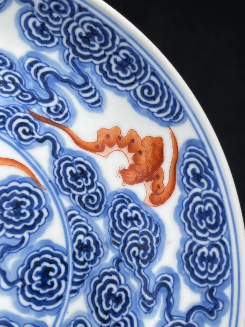 清宣统 青花矾红洪福齐天纹盘 - 图6