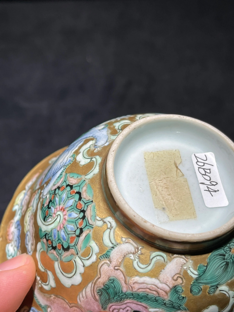 清嘉庆 金地粉彩狮子绣球纹盖碗 - 图8