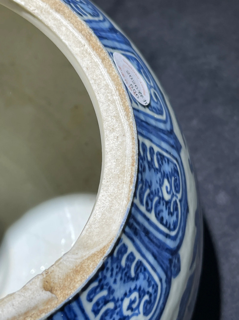 清乾隆 青花缠枝莲纹赏瓶 - 图12