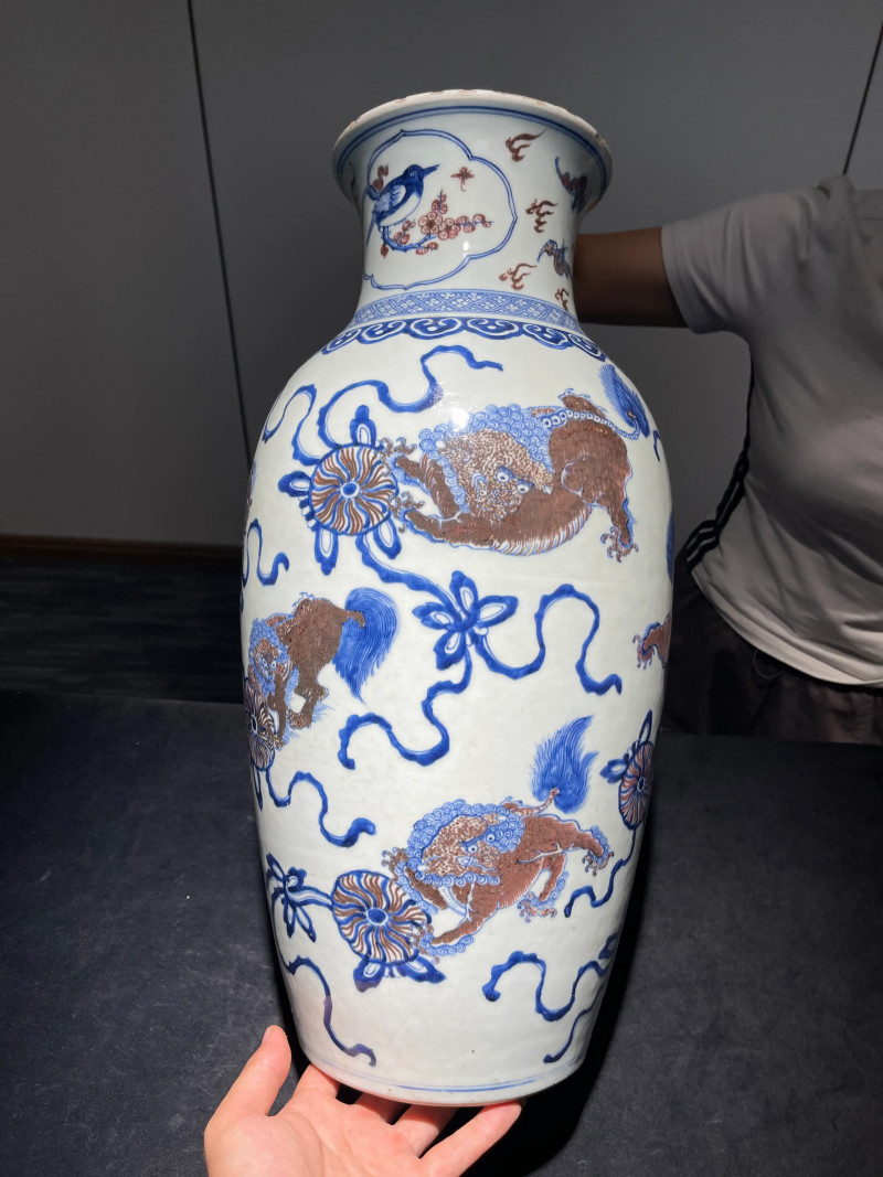 清乾隆 青花釉里红狮子绣球纹观音瓶 - 图3