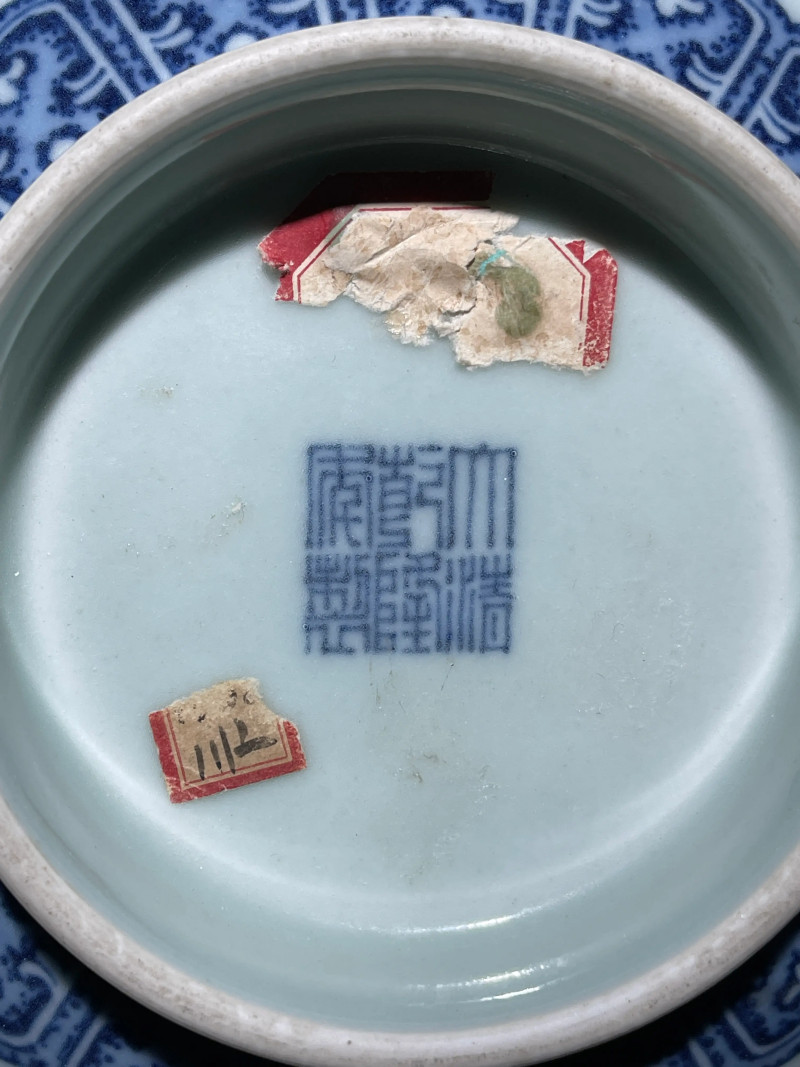 清乾隆 青花莲托八宝纹大碗 - 图9