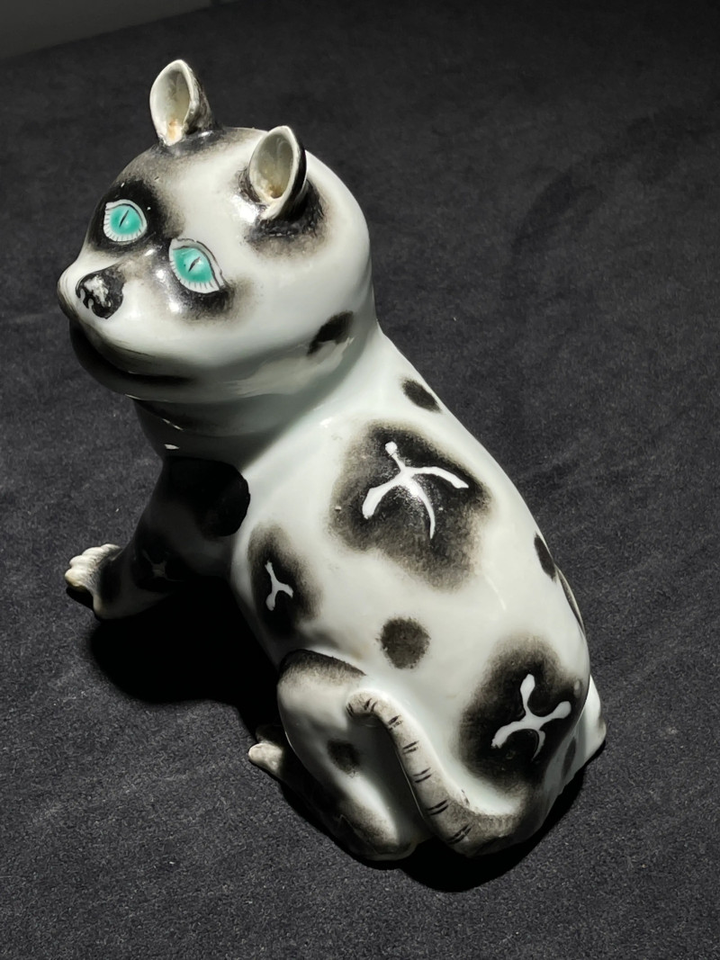 清乾隆 粉彩猫形瓷塑一对 - 图6