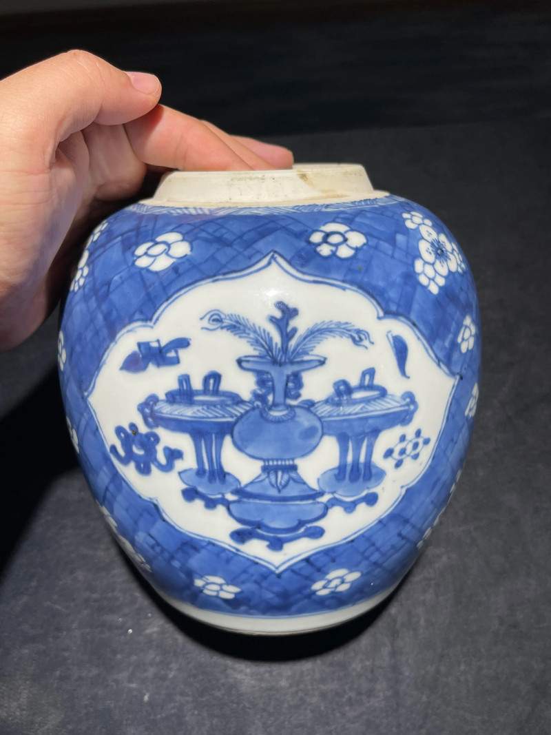 清康熙 青花冰梅开窗博古纹罐 - 图2