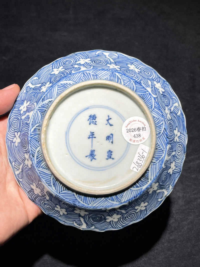 清早期 青花落花流水纹花口盘一对 - 图5