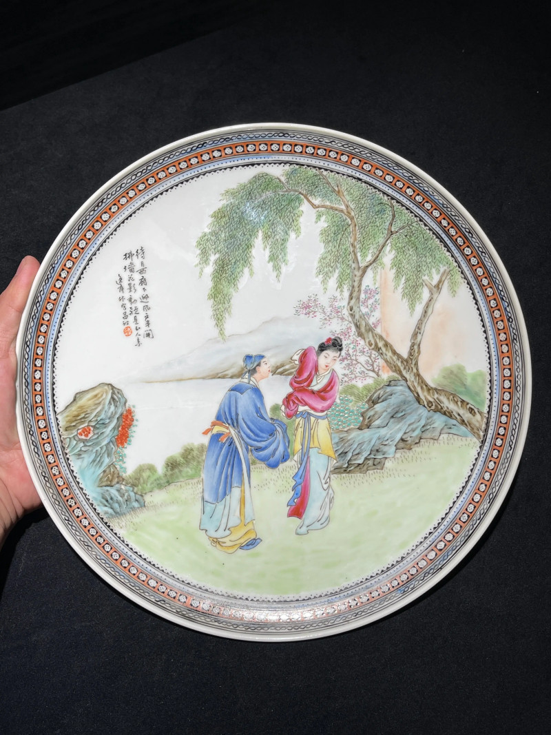 民国 王逸萍画粉彩人物纹盘 - 图2