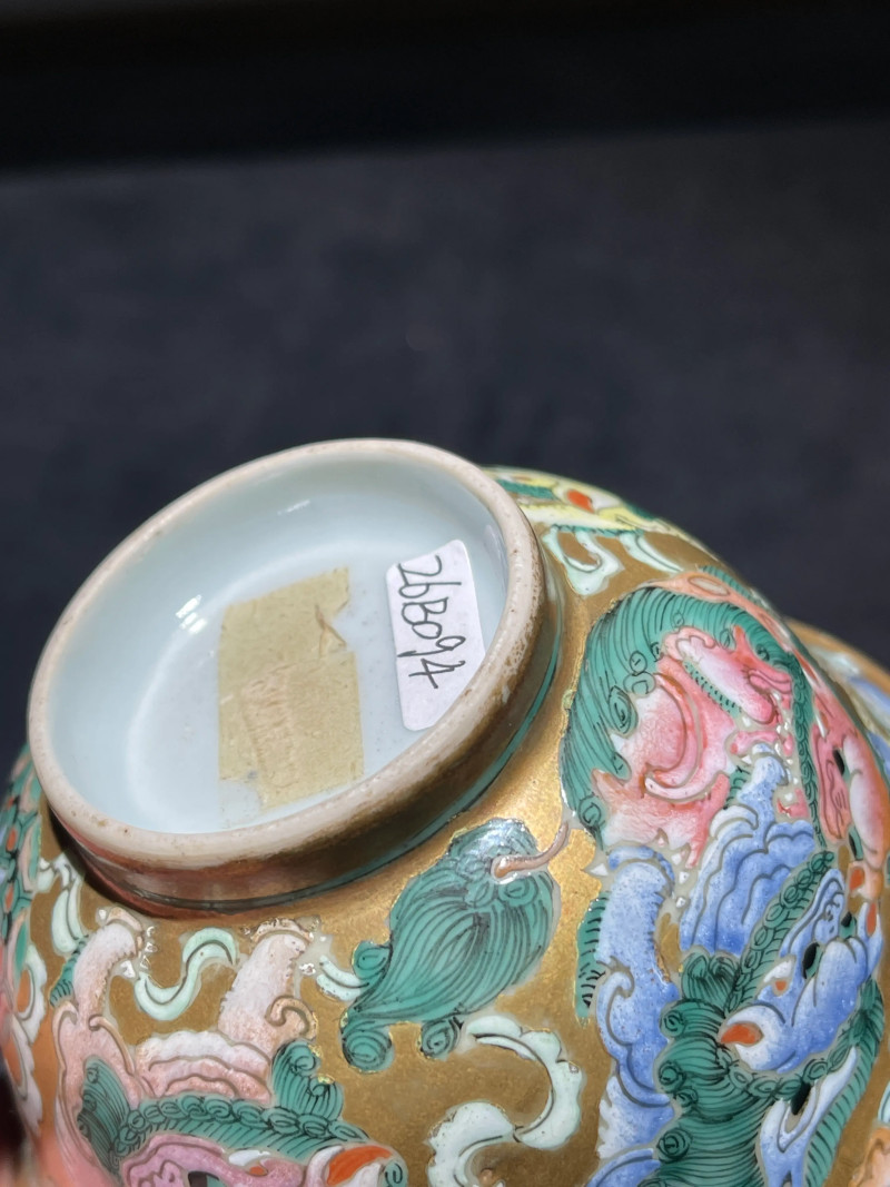 清嘉庆 金地粉彩狮子绣球纹盖碗 - 图9