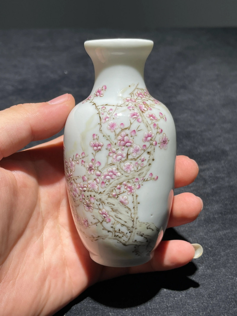 民国 田鹤仙款粉彩梅花纹小瓶 - 图2