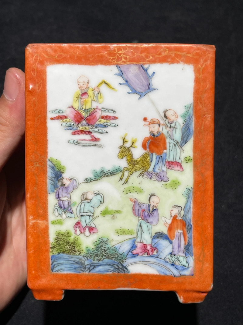 清嘉庆 粉彩神仙人物纹笔筒 - 图3