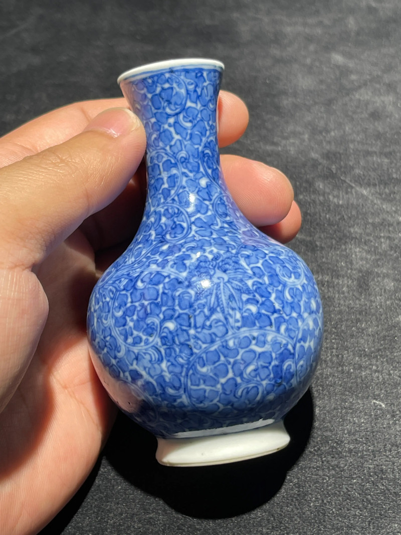 清晚期 青花花卉纹小天球瓶一对 - 图2