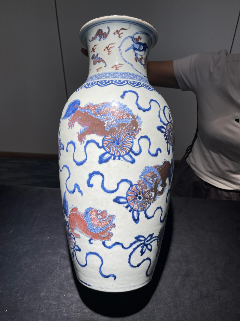 清乾隆 青花釉里红狮子绣球纹观音瓶 - 图4