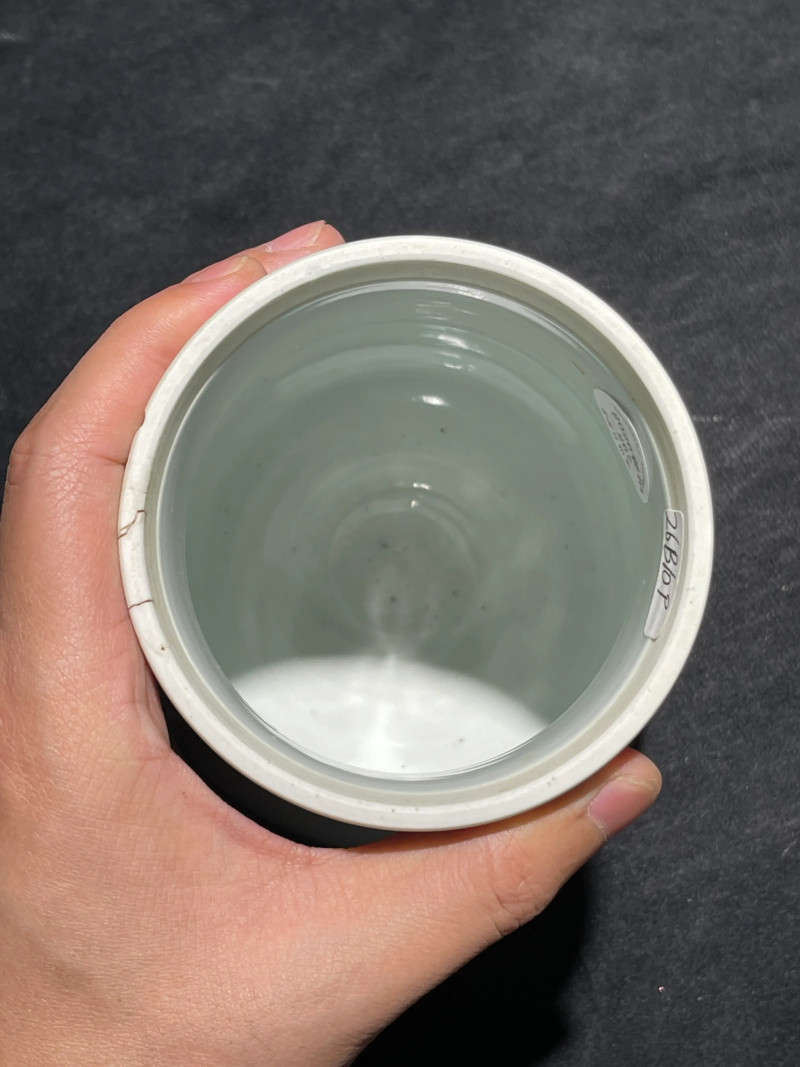 清康熙 白釉暗刻饕餮纹觯式尊 - 图6