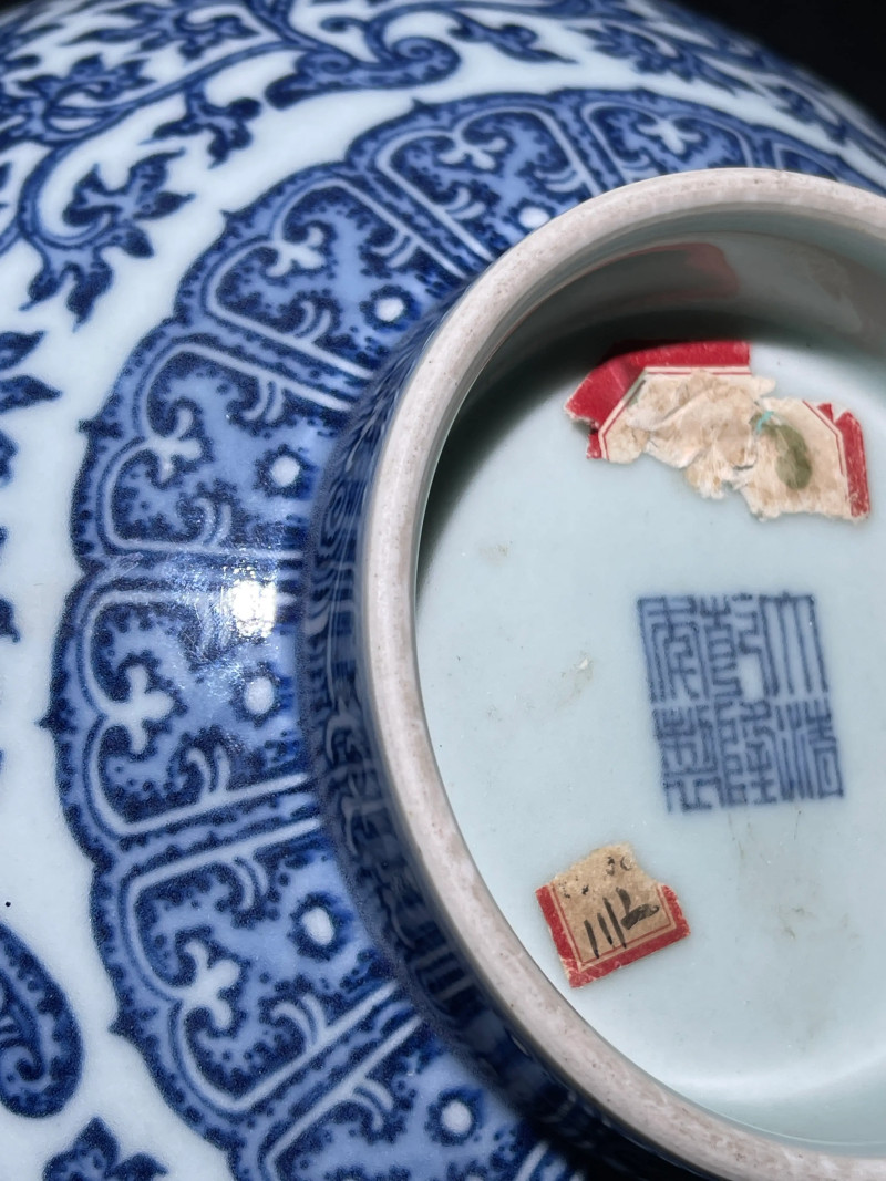 清乾隆 青花莲托八宝纹大碗 - 图10