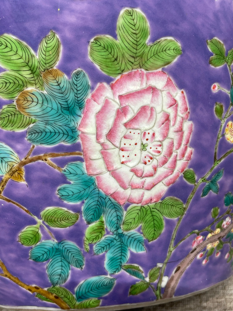 清晚期 大雅斋款紫地粉彩花卉纹缸 - 图12