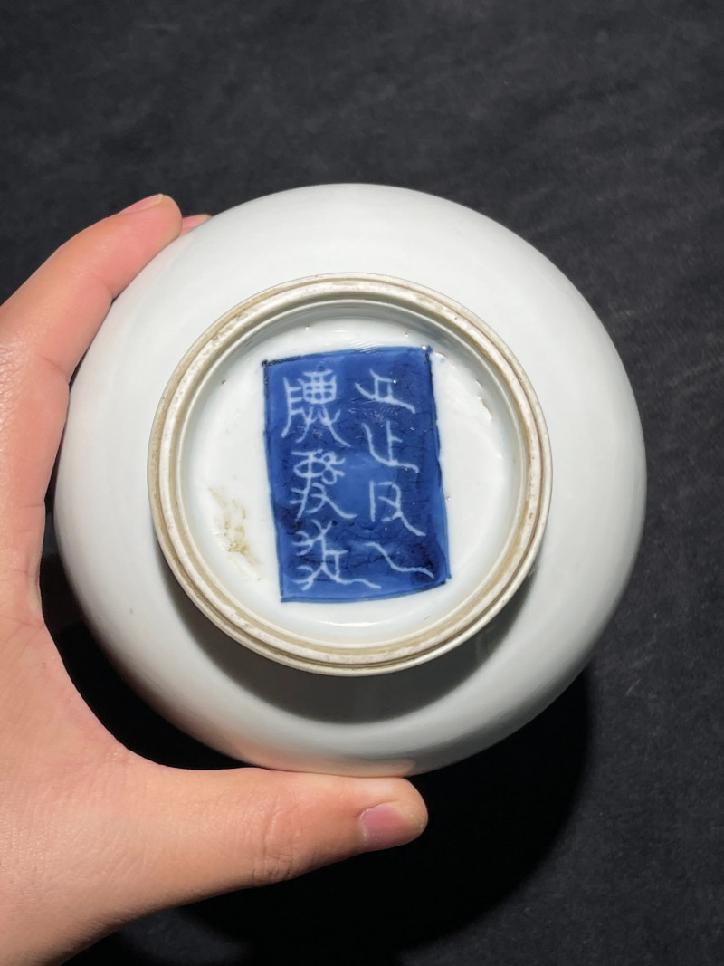 清康熙 白釉暗刻饕餮纹觯式尊 - 图7