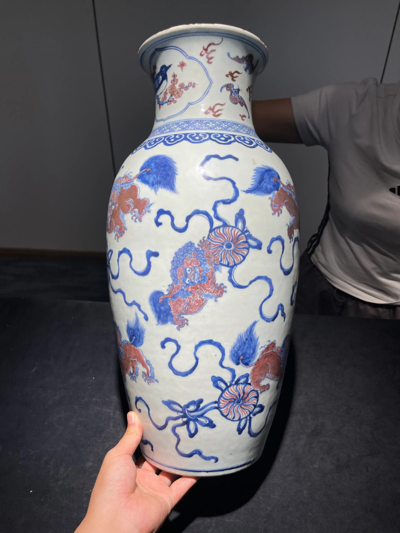 清乾隆 青花釉里红狮子绣球纹观音瓶 - 图5