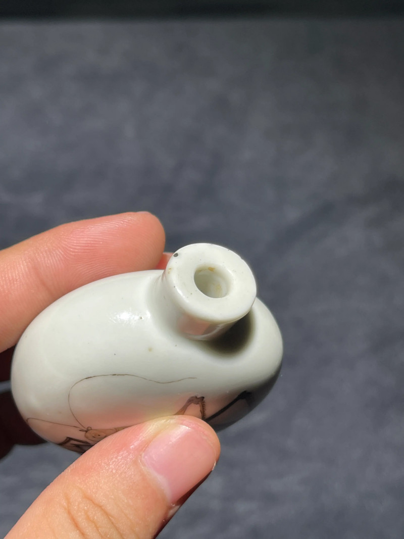 清道光 粉彩蝈蝈纹鼻烟壶 - 图4