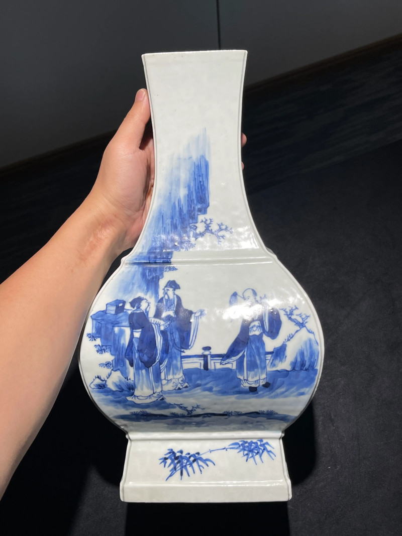 清中期 青花人物纹方瓶一对 - 图2