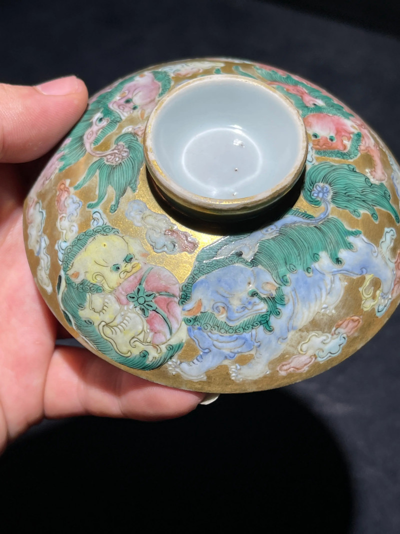 清嘉庆 金地粉彩狮子绣球纹盖碗 - 图11