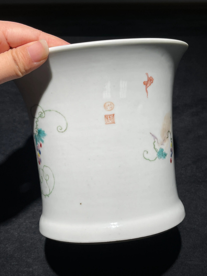 清雍正 粉彩松鼠葡萄纹笔筒 - 图5