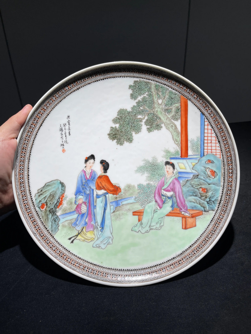 民国 王锡良画粉彩仕女纹大盘 - 图2