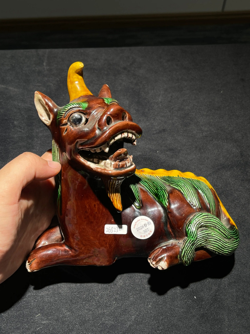清中期 素三彩獬豸瓷塑一对 - 图2