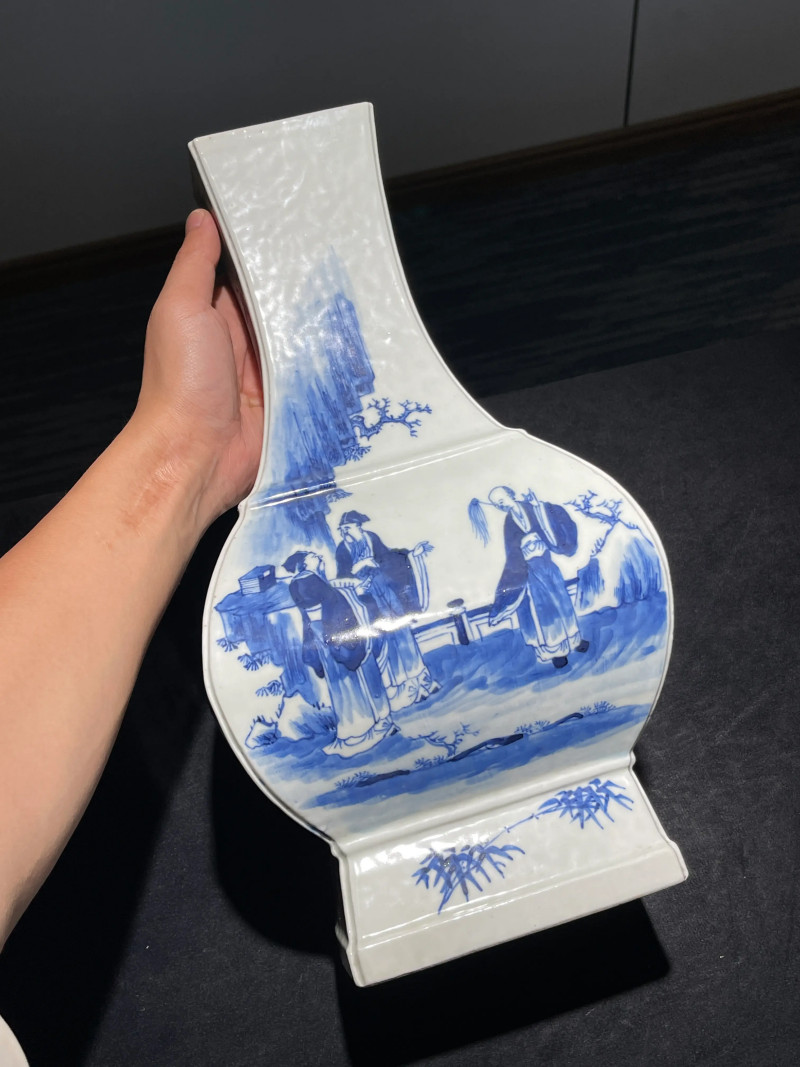 清中期 青花人物纹方瓶一对 - 图3