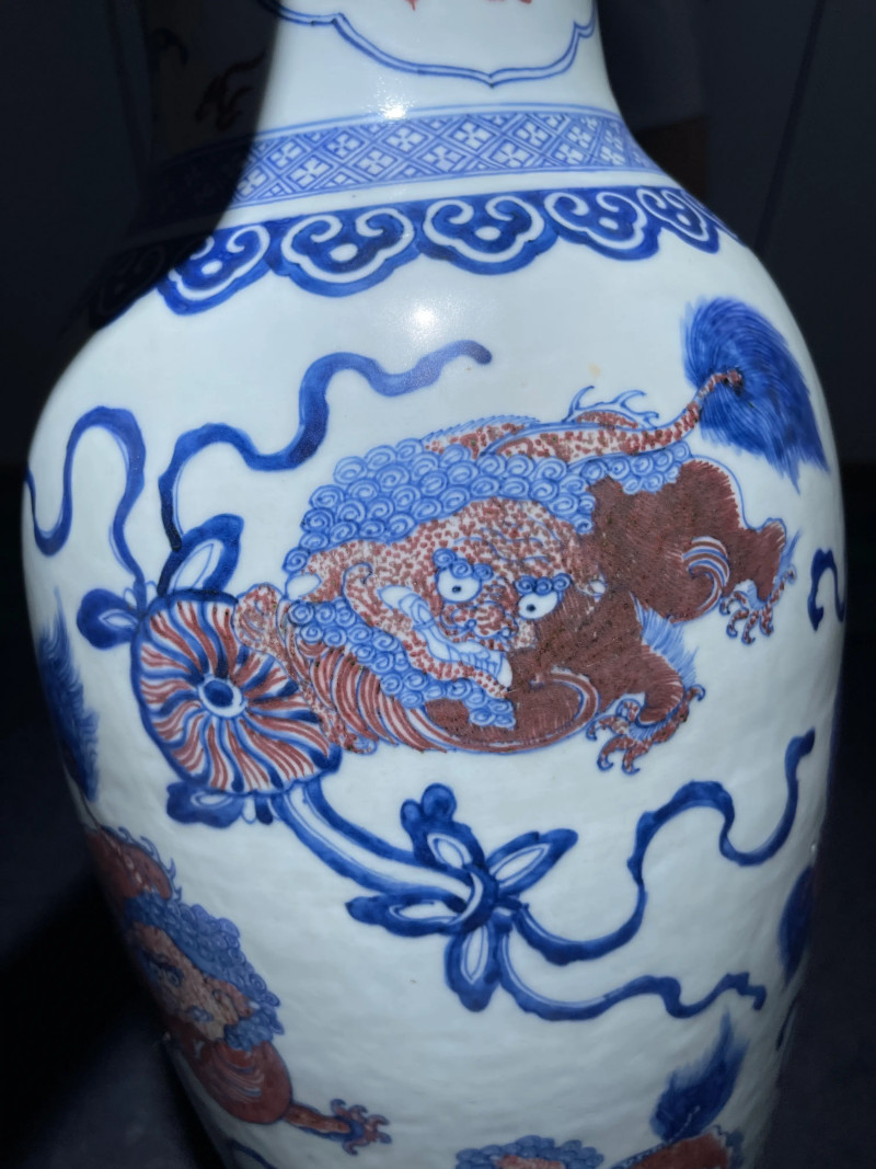 清乾隆 青花釉里红狮子绣球纹观音瓶 - 图6
