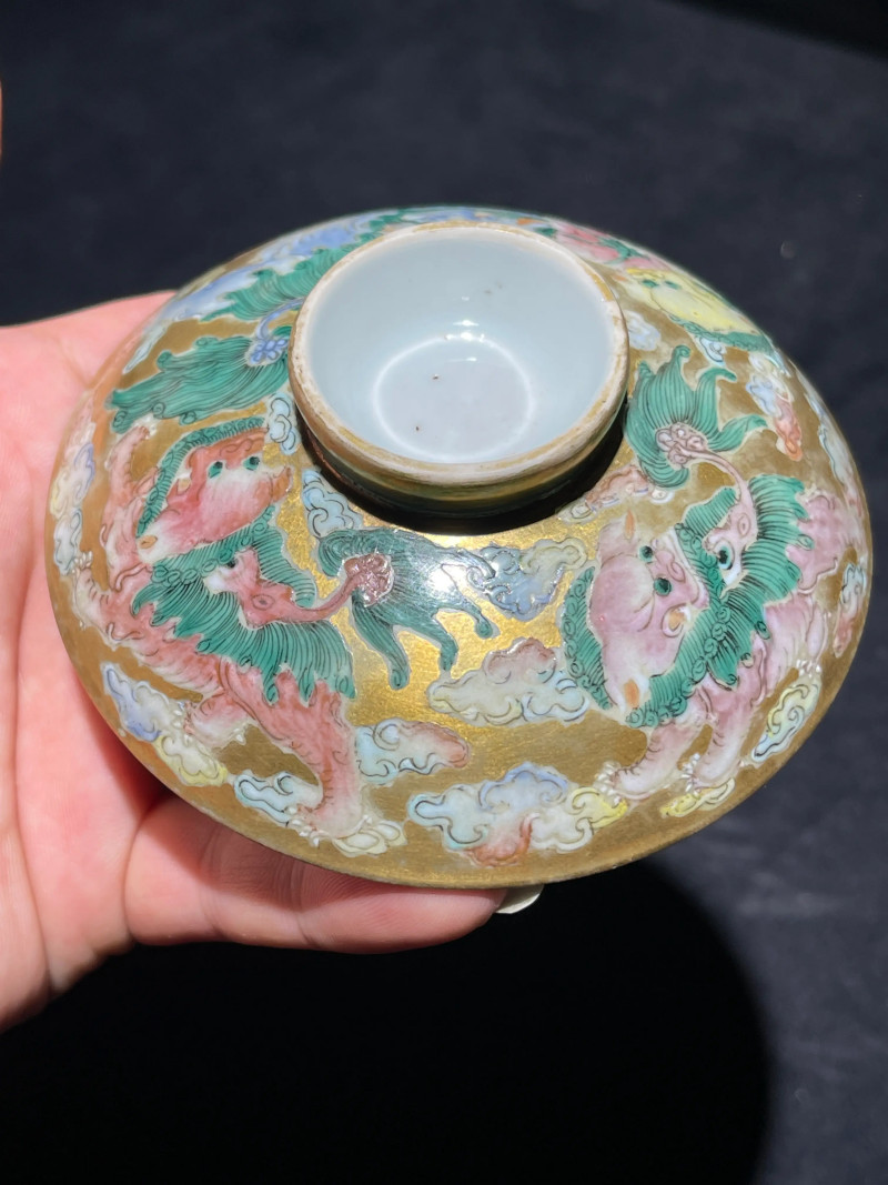 清嘉庆 金地粉彩狮子绣球纹盖碗 - 图12