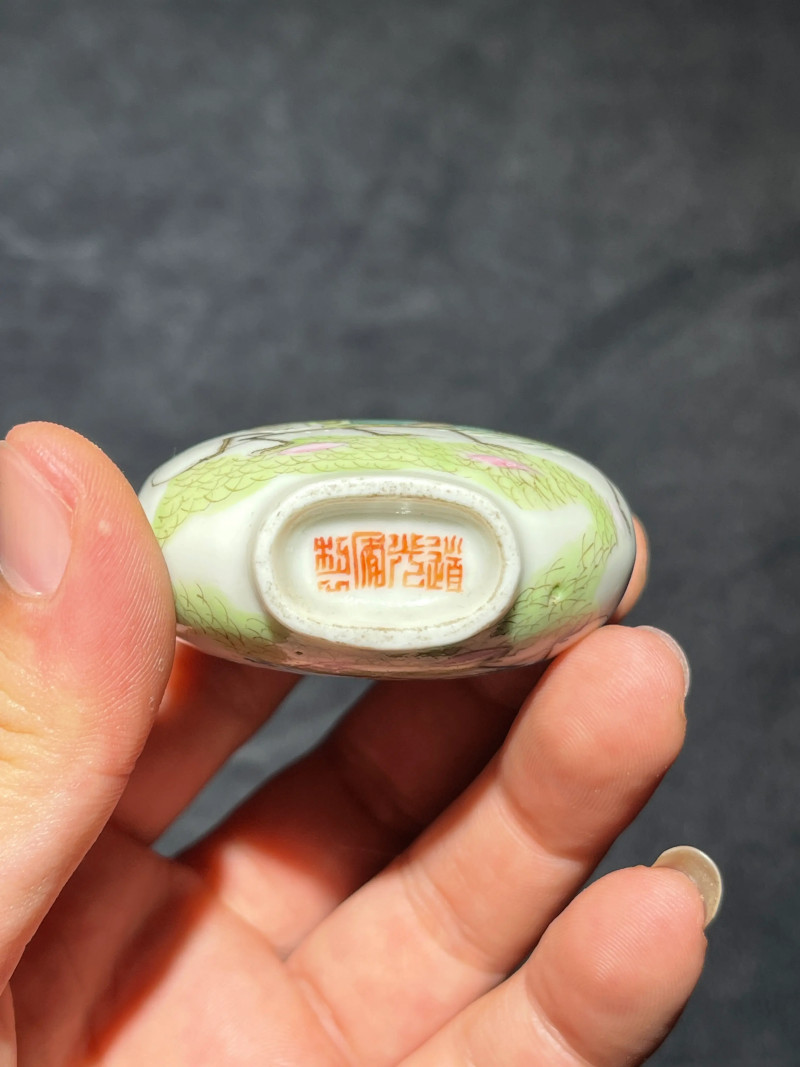 清道光 粉彩蝈蝈纹鼻烟壶 - 图5