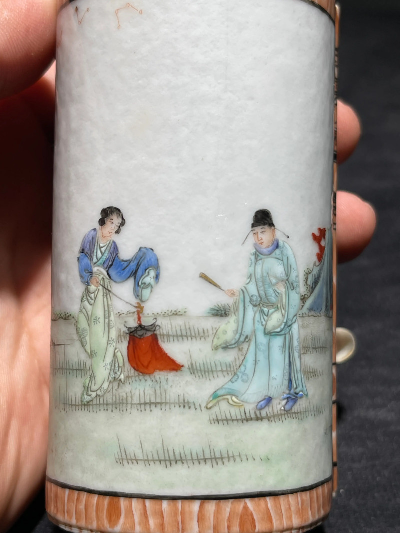民国 “彤云山房”款粉彩人物纹书卷形笔筒 - 图7