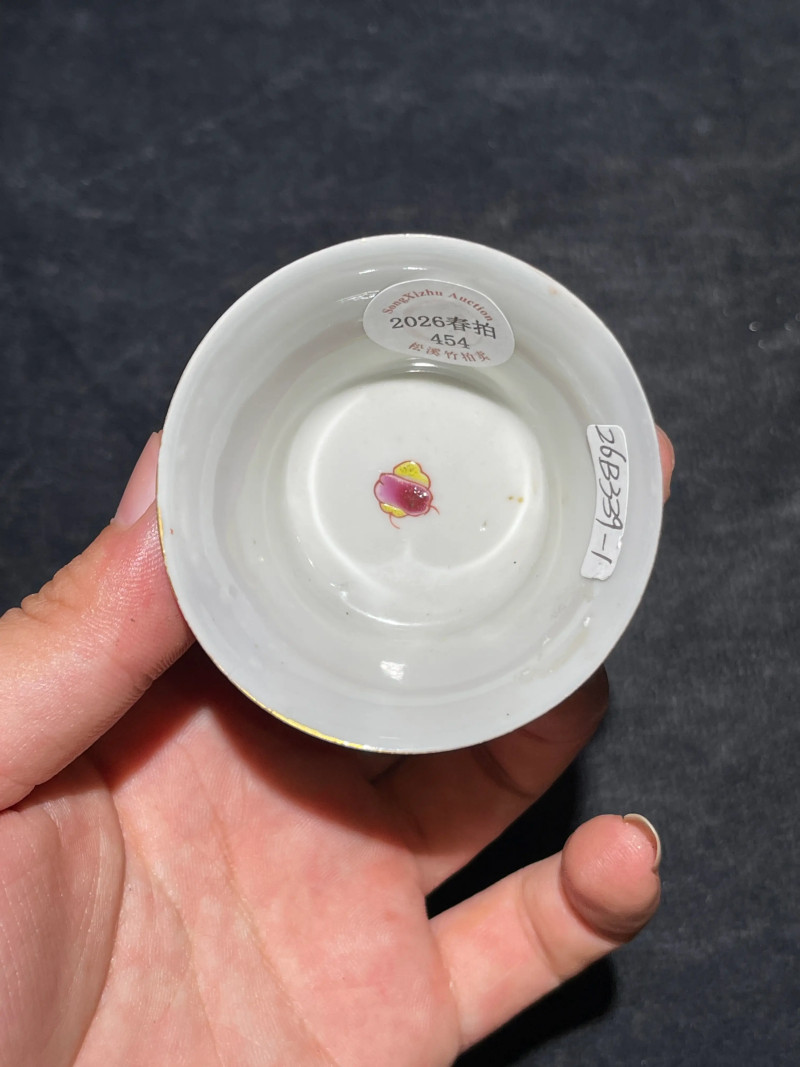 清雍正 仿木纹釉粉彩富贵如意纹杯碟套 - 图5