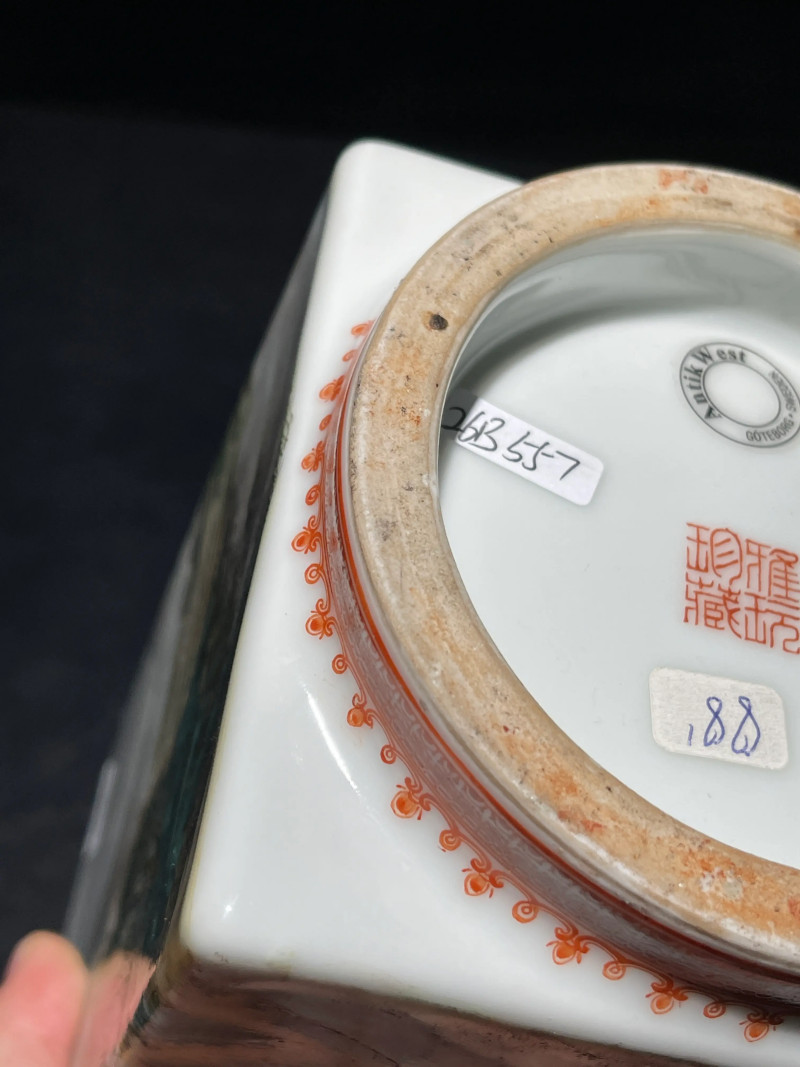 1962年 游海滨画粉彩春耕图琮式瓶 - 图12