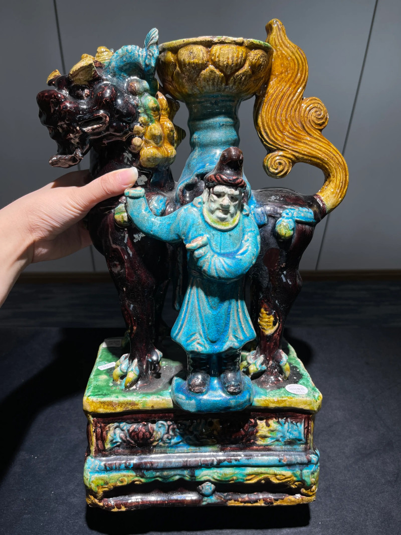 明代 珐华彩瑞兽形烛台一对 - 图2