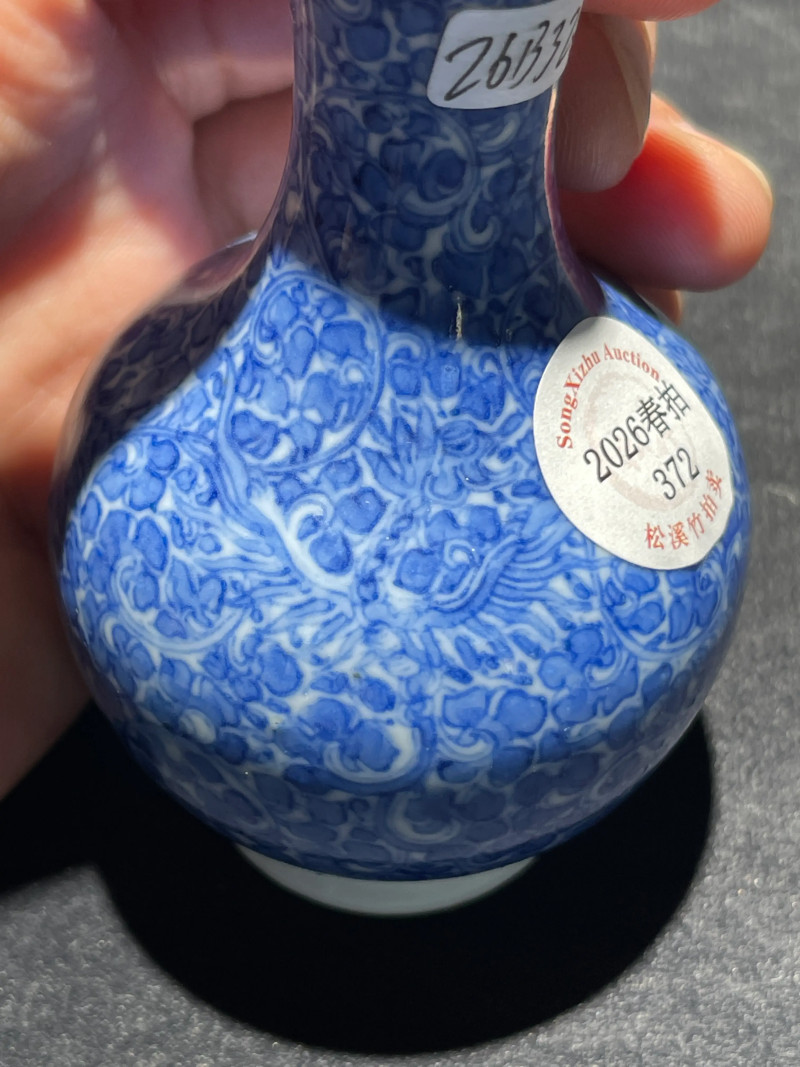 清晚期 青花花卉纹小天球瓶一对 - 图5