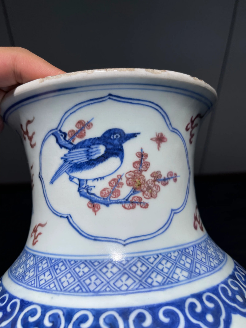 清乾隆 青花釉里红狮子绣球纹观音瓶 - 图7