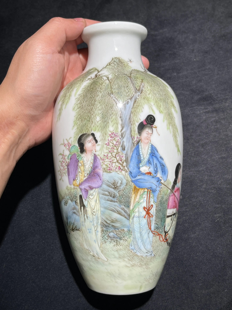 民国 “居仁堂”款粉彩仕女纹瓶 - 图2