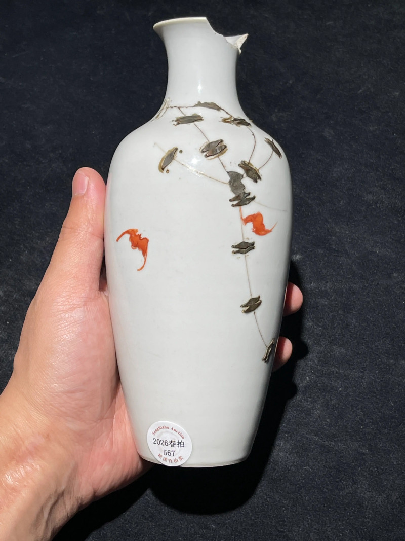 清乾隆 粉彩人物纹莱菔瓶 - 图3