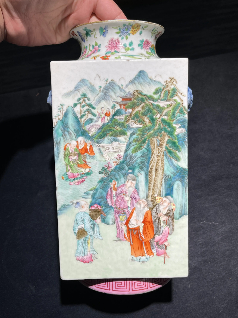 清嘉庆 粉彩群仙祝寿纹琮式瓶 - 图2