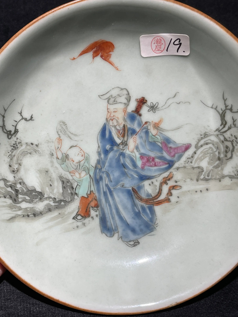 清乾隆 青釉粉彩神仙人物盘一对 - 图3