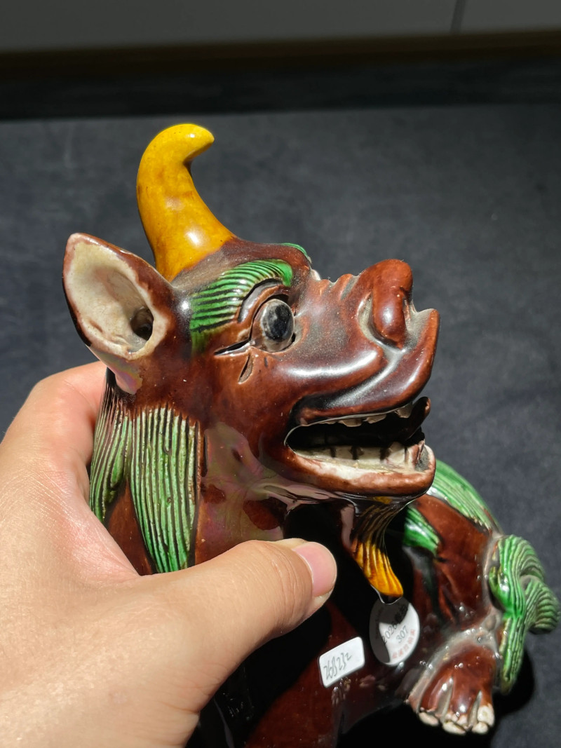 清中期 素三彩獬豸瓷塑一对 - 图4