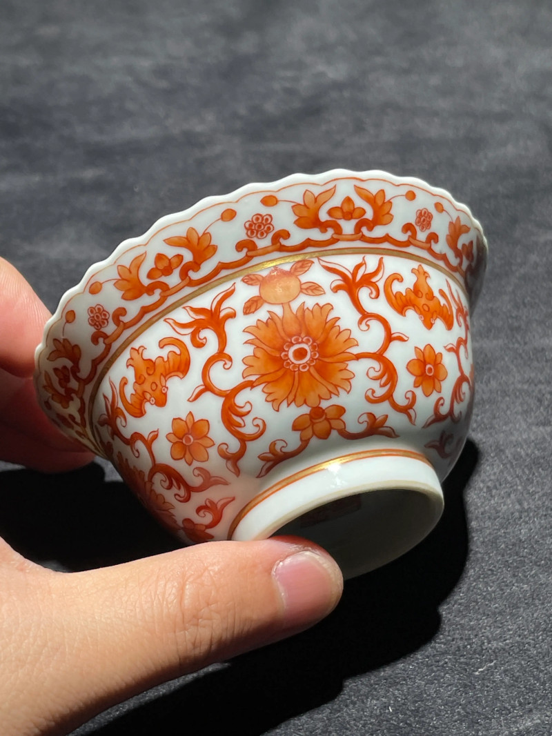 清道光 矾红缠枝莲纹花口茶园 - 图2