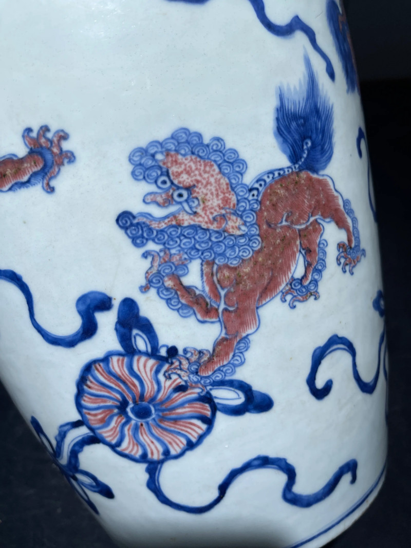 清乾隆 青花釉里红狮子绣球纹观音瓶 - 图8