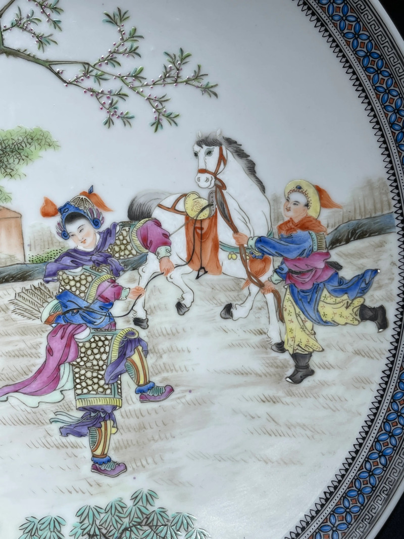 民国 粉彩木兰从军图大盘一对 - 图4
