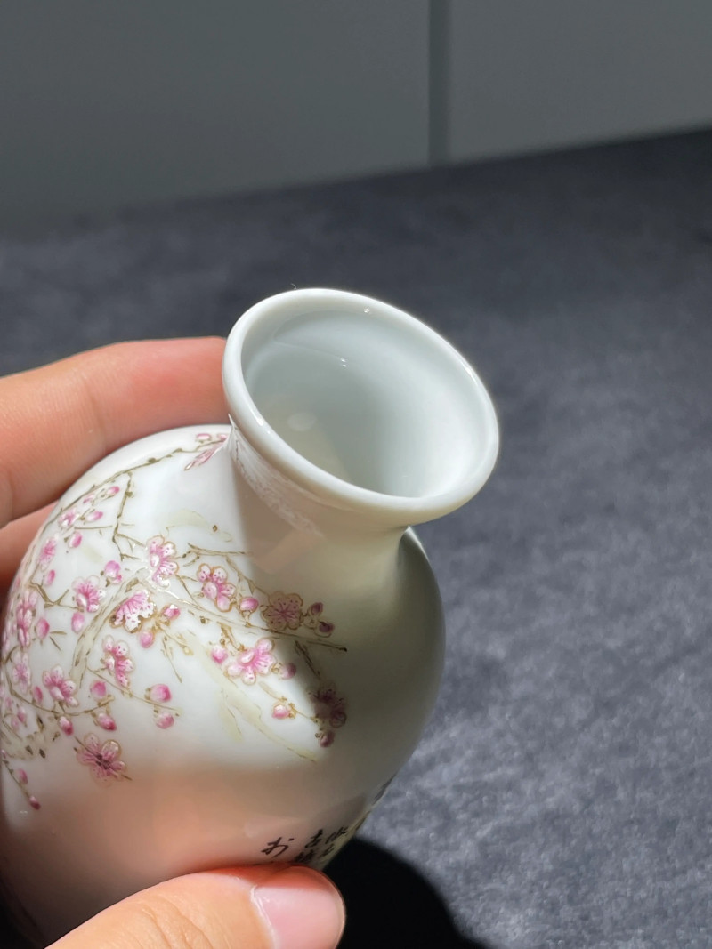 民国 田鹤仙款粉彩梅花纹小瓶 - 图7